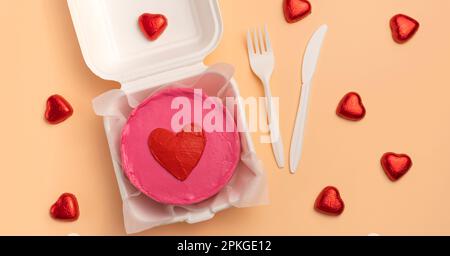 Valentinstag, Bento-Kuchen in Schachtel und herzförmige Süßigkeiten Stockfoto