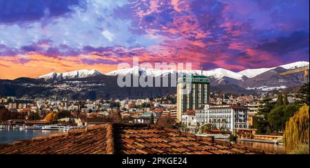 Sonnenuntergang in Lugano und schneebedeckte Berge und Wälder dahinter. Stadtbild und linker untere Korn- und Herbstfarbe der Bäume an sonnigen Tagen der Bogie Stockfoto