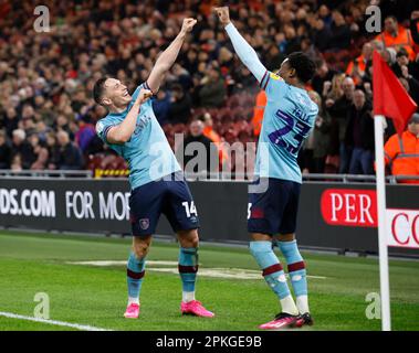 Burnleys Connor Roberts feiert das zweite Tor seiner Mannschaft mit Nathan Tella während des Sky Bet Championship-Spiels im Riverside Stadium, Middlesbrough. Foto: Freitag, 7. April 2023. Stockfoto