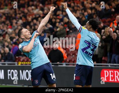 Burnleys Connor Roberts feiert das zweite Tor seiner Mannschaft mit Nathan Tella während des Sky Bet Championship-Spiels im Riverside Stadium, Middlesbrough. Foto: Freitag, 7. April 2023. Stockfoto