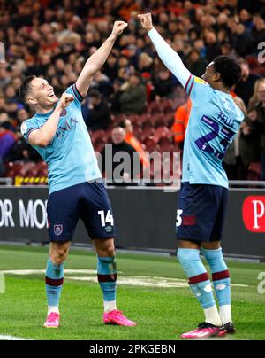 Burnleys Connor Roberts feiert das zweite Tor seiner Mannschaft mit Nathan Tella während des Sky Bet Championship-Spiels im Riverside Stadium, Middlesbrough. Foto: Freitag, 7. April 2023. Stockfoto