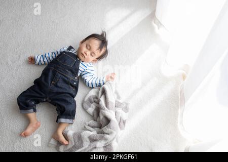 Baby macht ein Nickerchen im Wohnzimmer Stockfoto