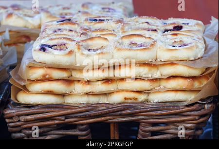 Frisch gebackener Quark mit Pflaumenmarmelade, zubereitet für Kunden auf dem Bauernmarkt Stockfoto