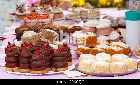 Verkauf von Desserts und anderen Leckereien auf dem Bauernmarkt in Prag, Stand eines der lokalen Süßwarenhändler, der Kuchen und andere Desserts anbietet Stockfoto
