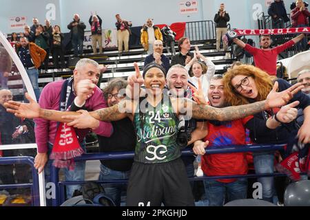 Campobasso, Italien. 07. April 2023. La Molisana Arena, Campobasso, Italien, 07. April 2023, Robyn Parks (la. Molisana) mit Fans
Playoff - Viertelfinale
La Molisana Campobasso - Famila Wuber Schio während La Molisana Campobasso vs Famila Schio - Italienischer Basketball A1-Serie Frauen-Spielguthaben: Live Media Publishing Group/Alamy Live News Stockfoto
