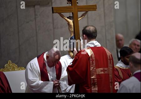 Vatikanstadt, Vatikanstadt. 07. April 2023. Papst Franziskus nimmt am Freitag, den 07. April 2023, an der Karfreitagsfeier „Passion des Herrn“ im Petersdom des Vatikans Teil. Foto: Stefano Spaziani/UPI Credit: UPI/Alamy Live News Stockfoto