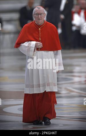 Vatikanstadt, Vatikanstadt. 07. April 2023. Kardinal Pietro Parolin. staatssekretär des Heiligen Stuhls, mit Papst Franziskus nimmt am Freitag, den 07. April 2023, an der Karfreitagsfeier der Gottesmesse der Fürsten im Petersdom des Vatikans Teil. Foto: Stefano Spaziani/UPI Credit: UPI/Alamy Live News Stockfoto