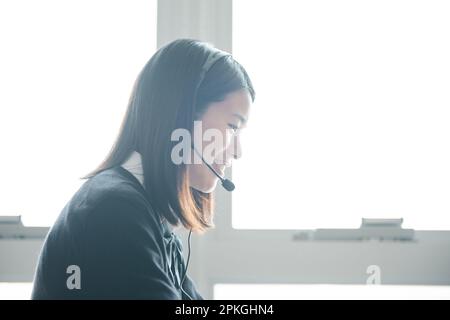 Highschool-Mädchen bedienen einen Computer in einem Klassenzimmer Stockfoto