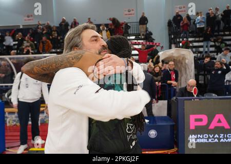 Campobasso, Italien. 07. April 2023. Coach Sabatelli und Robyn Parks (la molisana) am Ende des MatchPlayoff - Viertelfinale La Molisana Campobasso - Famila Wuber Schio während La Molisana Campobasso vs Famila Schio, italienischer Basketball A1 Serie Frauen Match in Campobasso, Italien, April 07 2023 Kredit: Unabhängige Fotoagentur/Alamy Live News Stockfoto