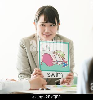 Lehrer, der Grundschülern Englisch beibringt Stockfoto