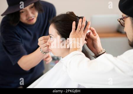 Eine Frau, die Haare und Make-up gemacht hat Stockfoto