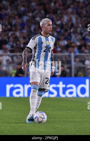 BUENOS AIRES, ARGENTINIEN - APRIL 23: Enzo Fernandez während eines Spiels zwischen Argentinien und Panama im Estadio Mas Monumental. Stockfoto