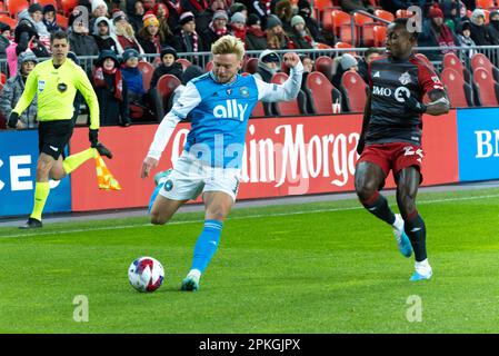 Toronto, ONTARIO, Kanada - 1. April: Kamil Jozwiak #7 Mittelfeldspieler des Charlotte FC läuft während des regulären MLS-Saisonspiels 2023 zwischen Tor um den Ball Stockfoto