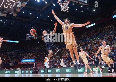 Mailand, Italien. 07. April 2023. Shabazz Napier (EA7 Emporio Armani Olimpia Milano) von Mike Tobey (FC Barcellona) während EA7 Emporio Armani Milano vs FC Barcelona, Basketball Euroleague Championship in Mailand, Italien, vereitelt, April 07 2023 Kredit: Independent Photo Agency/Alamy Live News Stockfoto
