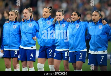 Englische Spieler treffen sich vor dem Finalissima der Frauen im Wembley Stadium in London. Foto: Donnerstag, 6. April 2023. Stockfoto