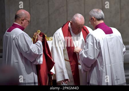 Vatikanstadt, Vatikanstadt. 07. April 2023. Papst Franziskus die Zeremonie der Karfreitags-Messe Passion der Lordmesse im Petersdom des Vatikans. 07. April 2023 Kredit: dpa/Alamy Live News Stockfoto