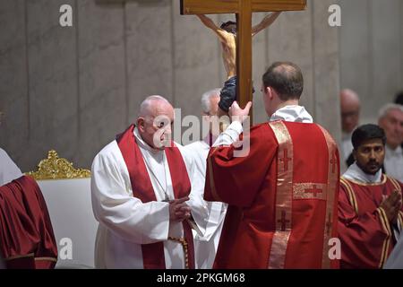 Vatikanstadt, Vatikanstadt. 07. April 2023. Papst Franziskus die Zeremonie der Karfreitags-Messe Passion der Lordmesse im Petersdom des Vatikans. 07. April 2023 Kredit: dpa/Alamy Live News Stockfoto