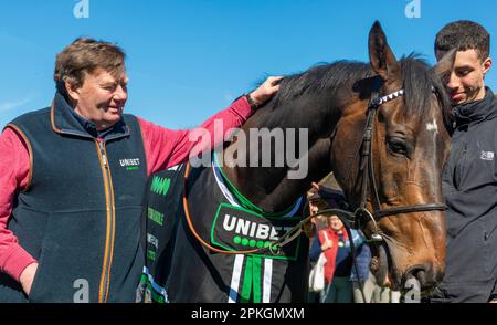 Der Peter O'Sullevan 2023 Lambourn Open Day, Lambourn, Berkshire UK - 7. April 2023 - der legendäre Renntrainer Nicky Henderson gab Fans die Gelegenheit, einige der Stars seines Werks in Seven Barrows zu sehen, darunter den Gewinner der Champion Hürde 2023 beim Cheltenham Festival „Constitution Hill“. Gary Blake/Alamy Live News Stockfoto