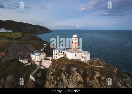 Der Sonnenuntergang aus der Vogelperspektive vom Baily Lighthouse, Howth. Dublin, Ireland Baily Lighthouse auf den Howth Klippen, Blick auf den Baily Lighthouse von der Klippe Stockfoto