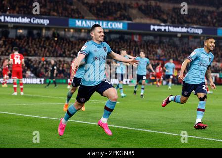 Burnley's Connor Roberts feiert das zweite Tor seiner Seite während des Sky Bet Championship-Spiels im Riverside Stadium, Middlesbrough. Foto: Freitag, 7. April 2023. Stockfoto