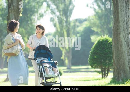 Eine Familie von drei Generationen, die entlang der Pappelallee spaziert Stockfoto