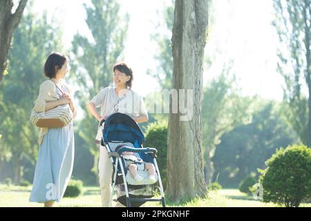 Eine Familie von drei Generationen, die entlang der Pappelallee spaziert Stockfoto