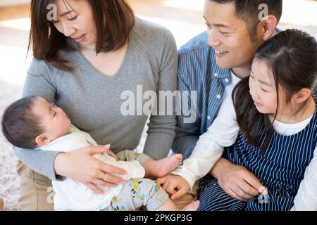 Die Familie passt auf das Baby auf Stockfoto