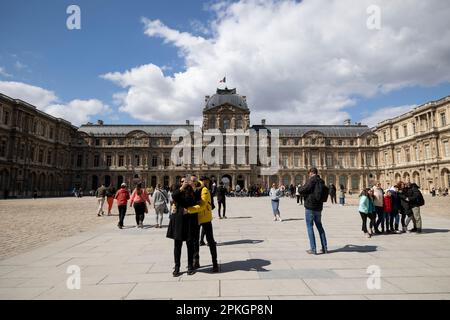 Paris, Frankreich. 07. April 2023. Nur eine Handvoll Touristen sind im Eingangsbereich des Louvre Museum im Zentrum von Paris inmitten der Sorgen der anhaltenden Unruhen in Paris zu sehen. Touristen meiden Paris als Urlaubsziel trotz der langen Osterfeiertage aufgrund der anhaltenden Bedenken der Proteste und Streiks, die auf die von Präsident Macron vorgeschlagenen Rentenreformpläne abzielen. (Foto: Hesther Ng/SOPA Images/Sipa USA) Guthaben: SIPA USA/Alamy Live News Stockfoto