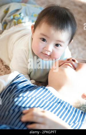 Schwestern, die kuscheln Stockfoto