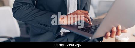 Nahaufnahme der hände afrikanischer Geschäftsleute, die im Büro auf einem Laptop arbeiten Stockfoto