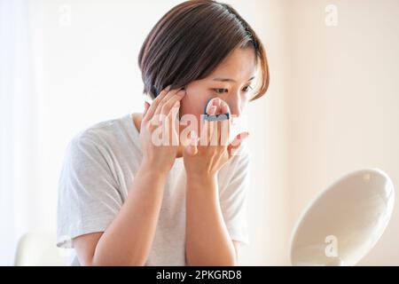 Frau Make-up zu tun Stockfoto