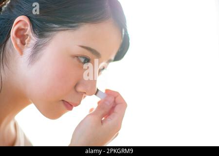 Frau, Die Rot Aufträgt Stockfoto