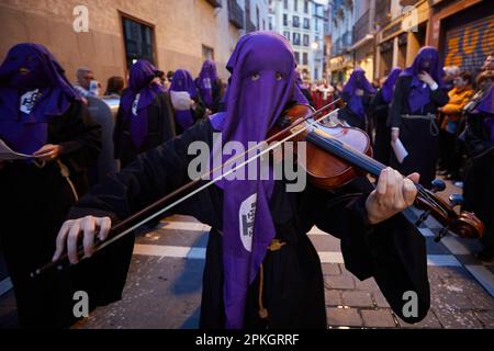 Pamplona, Navarra, España. Spanien.7. April 2023. Religion. Prozessionen Der Heiligen Woche. Heiliger Grabprozession am Karfreitag in Pamplona, der Höhepunkt der Heiligen Woche in Pamplona, In der zwölf Stufen durch die Straßen der Altstadt auf einer Strecke von mehr als 2 Kilometern und mit der Teilnahme von fast 2.000 Personen in den verschiedenen Gruppen, die am 7. April 2023 in Pamplona (Spanien) teilnehmen. Kredit: Inigo Alzugaray / Alamy Live News Stockfoto