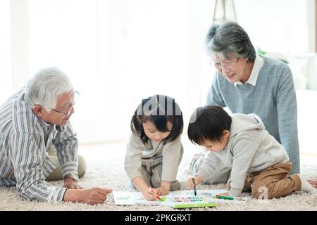 Großeltern und Enkelkinder zeichnen Stockfoto