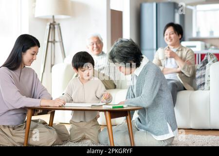 Zeichnungsfamilie mit 3 Generationen Stockfoto