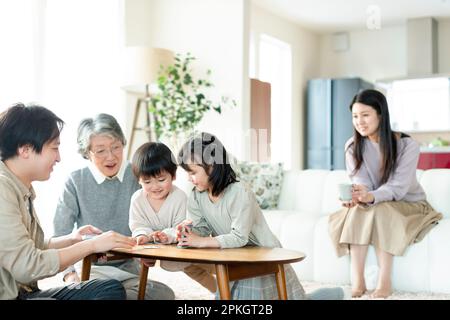 Eine Familie der 3. Generation, die Karten spielt Stockfoto