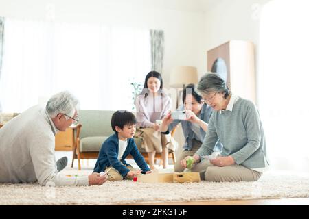 Großeltern und Enkel, die mit Spielzeug spielen Stockfoto