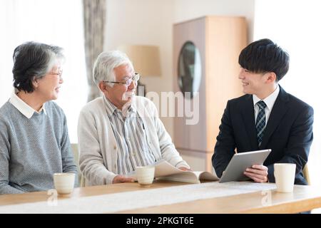 Seniorenpaar spricht mit Geschäftsmann Stockfoto