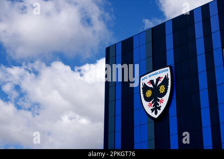 Das AFC Wimbledon Clubabzeichen im Cherry Red Records Stadium, London. Foto: Freitag, 7. April 2023. Stockfoto