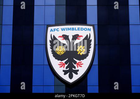Das AFC Wimbledon Clubabzeichen im Cherry Red Records Stadium, London. Foto: Freitag, 7. April 2023. Stockfoto