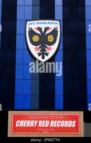 Das AFC Wimbledon Clubabzeichen im Cherry Red Records Stadium, London. Foto: Freitag, 7. April 2023. Stockfoto