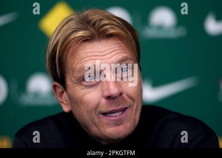 Australischer Manager Tony Gustavsson während der Pressekonferenz nach einem internationalen Freundschaftsspiel im Cherry Red Records Stadium, London. Foto: Freitag, 7. April 2023. Stockfoto