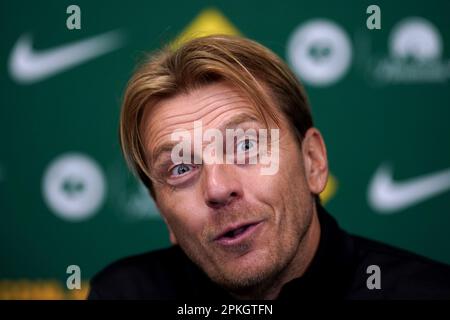 Australischer Manager Tony Gustavsson während der Pressekonferenz nach einem internationalen Freundschaftsspiel im Cherry Red Records Stadium, London. Foto: Freitag, 7. April 2023. Stockfoto