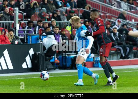 Toronto, ONTARIO, Kanada - 1. April: Kamil Jozwiak #7 Mittelfeldspieler des Charlotte FC läuft während des regulären MLS-Saisonspiels 2023 zwischen Tor um den Ball Stockfoto