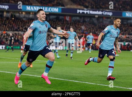 Burnley's Connor Roberts feiert das zweite Tor seiner Seite während des Sky Bet Championship-Spiels im Riverside Stadium, Middlesbrough. Foto: Freitag, 7. April 2023. Stockfoto