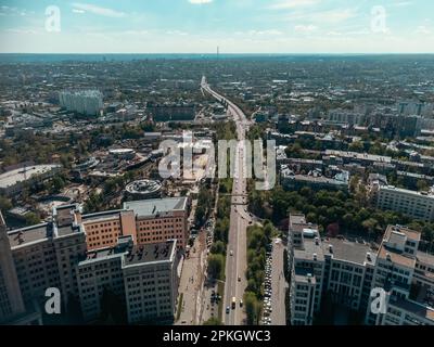 Von der Straße in der Nähe der Karazin National University und des Derzhprom aus hat man einen fantastischen Blick. Autos fahren zum Freedom Square im warmen Frühling Charkiv, Ukraine Stockfoto