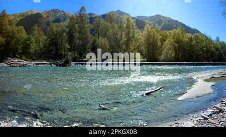 Kleiner, klarer, kalter Fluss mit Felssteinen im Arkhyz Gebirgskamm - Foto der Natur Stockfoto