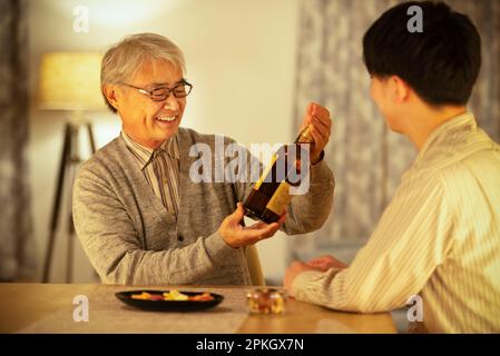 Vater bekam ein Geschenk Whiskey von seinem Sohn Stockfoto