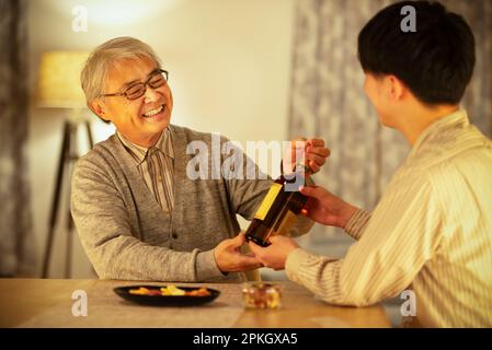 Vater bekam ein Geschenk Whiskey von seinem Sohn Stockfoto