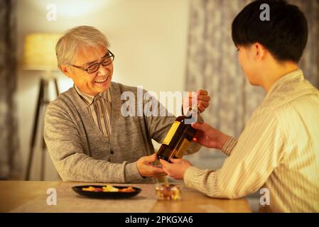 Vater bekam ein Geschenk Whiskey von seinem Sohn Stockfoto